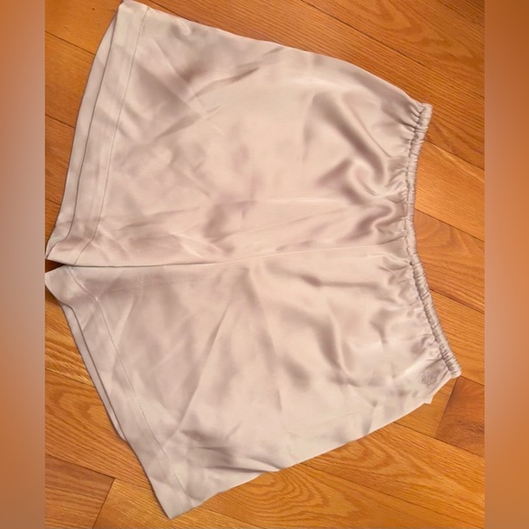 BNWT-Babaton zeal satin shorts cream women’s small - Picture 4 of 10